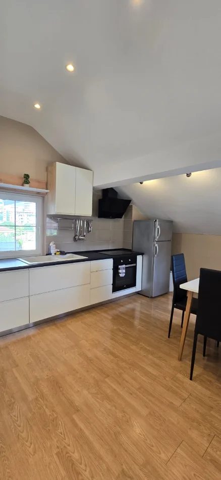 Tirane, jepet me qera apartament 1+1 Kati 3, 650 € (rruga e barrikadave)