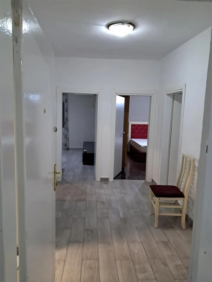 Tirane, jepet me qera apartament 2+1+Ballkon Kati 4, 72 m² 600 € (rruga Ali Demi)