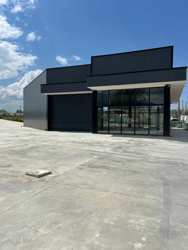 Tirane, jepet me qera magazine Kati 0, 1.400 m² 2.000 € (Bathore rr.Demokracia)