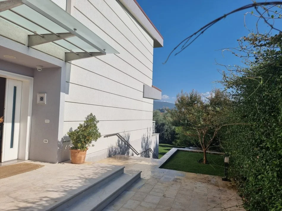 Tirane, shes Vile 3 Katshe , 446 m² 1.300.000 € (Kompleksi Barkea)