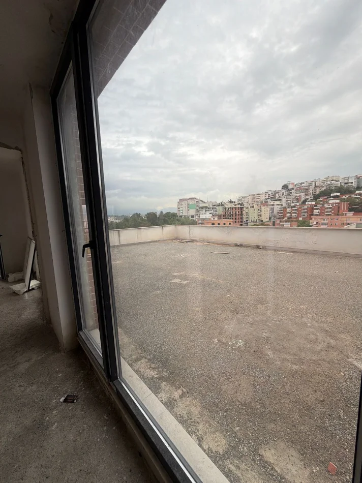 Tirane, shitet apartament 1+1 + Verande/ 2 Poste Parkimi, Kati 5, 155 m² 229.000 € (Rruga Kodra e Diellit)