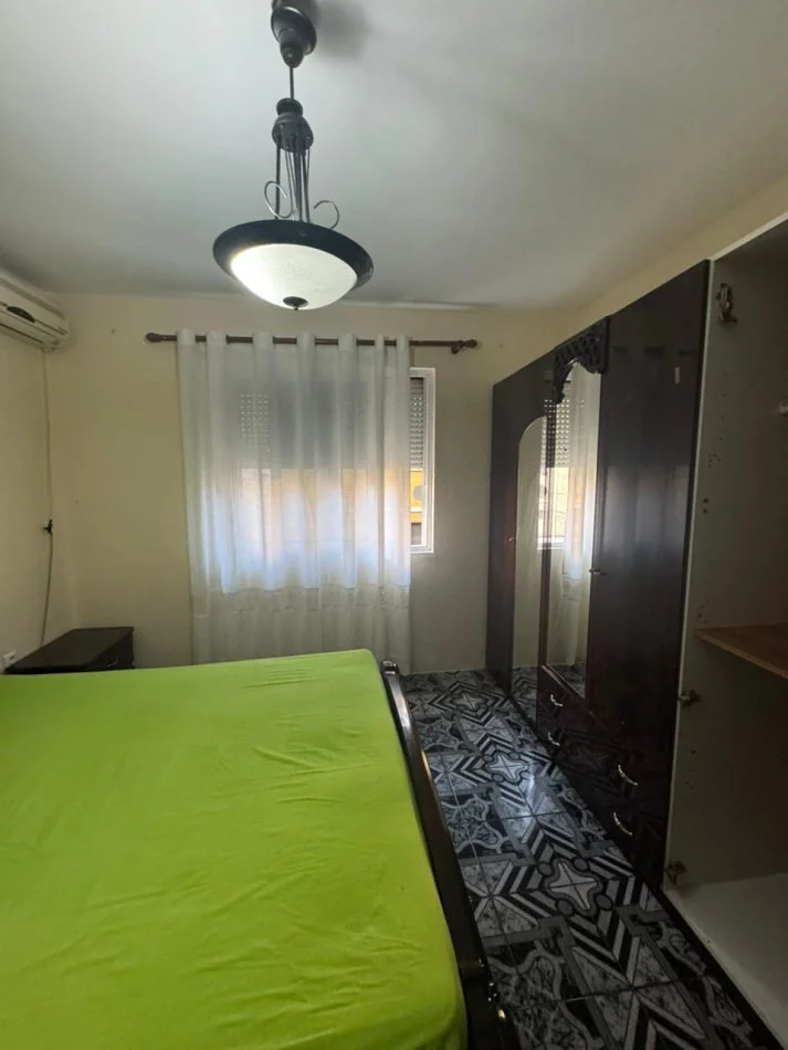 Tirane, jepet me qera apartament 1+1+Ballkon Kati 3, 65 m² 400 € (Rruga e Kavajes , prane condor center , prane xhino bar)