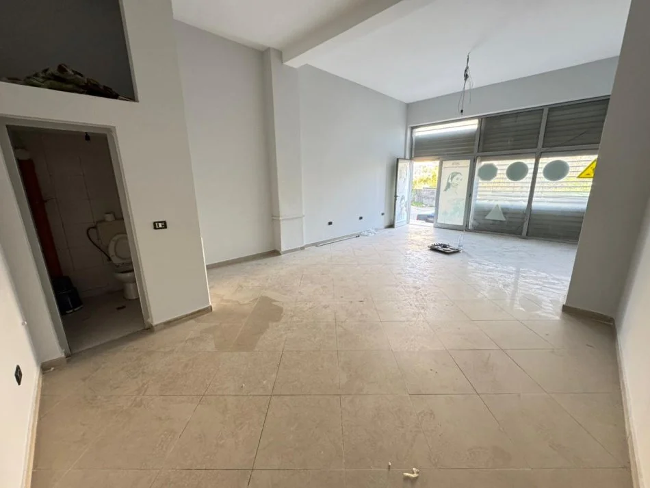 Tirane, jepet me qera dyqan Kati 0, 45 m² 300 € (RRUGA LORI LIGORI)