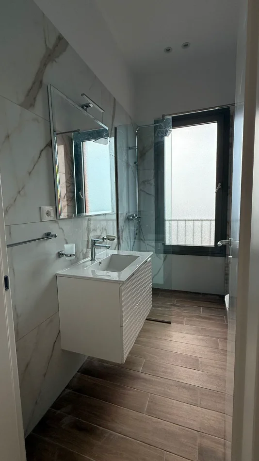 Tirane, jepet me qera apartament 2+1 Kati 7, 90 m² 900 € (allias)