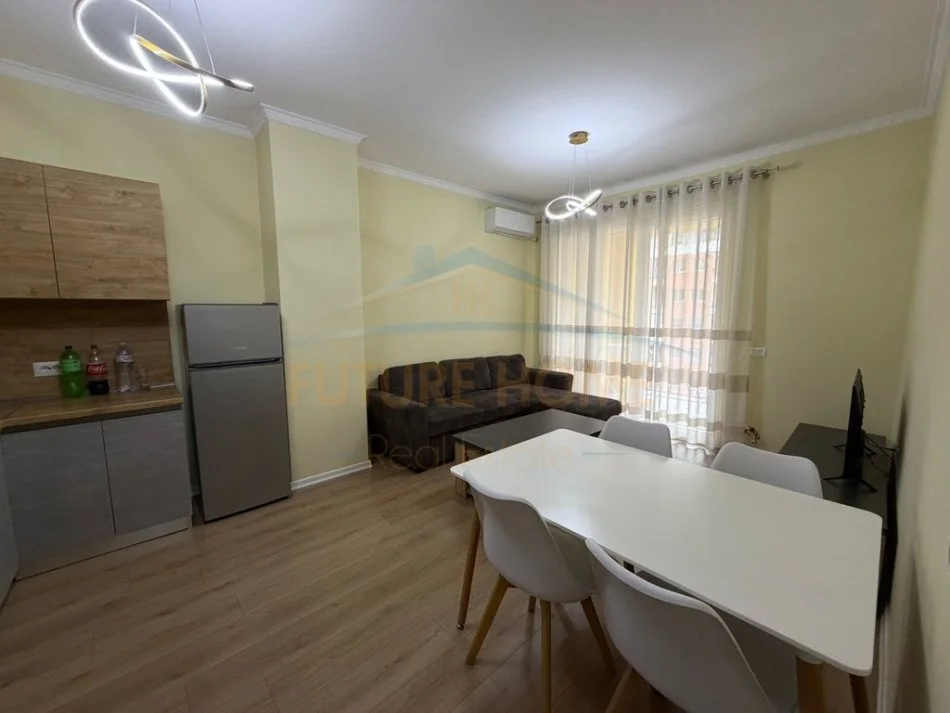 Tirane, jepet me qera apartament 2+1 Kati 4, 95 m² 550 € (Yzberisht)