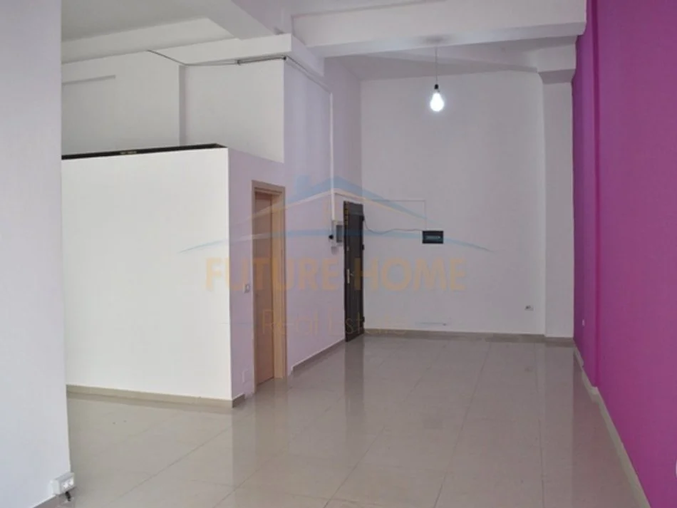 Tirane, jepet me qera ambjent biznesi Kati 0, 53 m² 500 € 