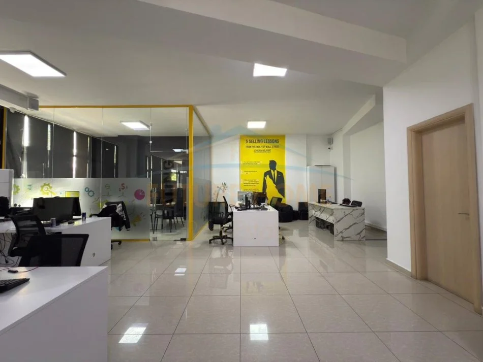 Shqiperi, jepet me qera ambjent biznesi Kati 1, 320 m² 2.000 € 