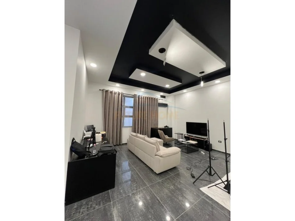 Tirane, jepet me qera ambjent biznesi Kati 2, 60 m² 400 € (unaza e re)