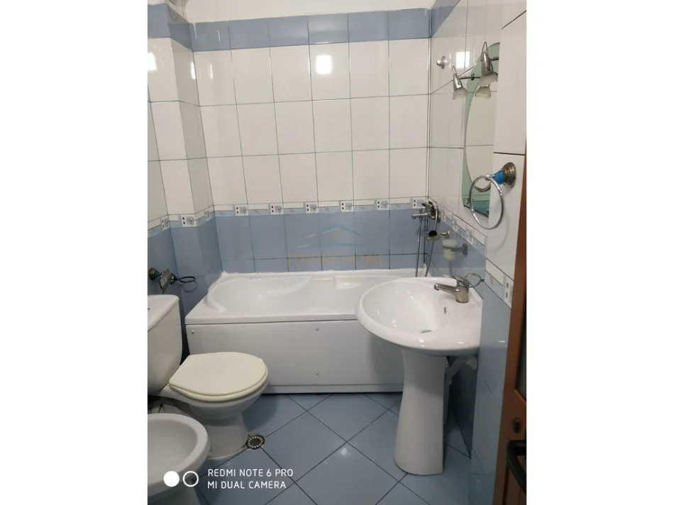 Tirane, jepet me qera apartament 2+1+Ballkon Kati 4, 80 m² 650 € (xhamllik)