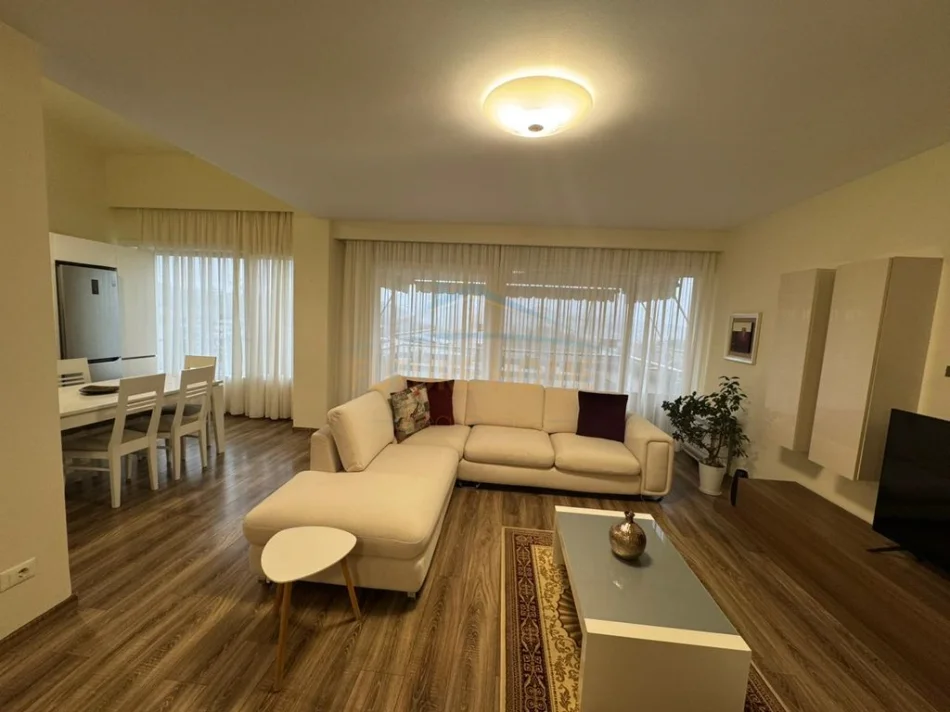 Tirane, jepet me qera apartament 2+1 Kati 2, 130 m² 1300 €
