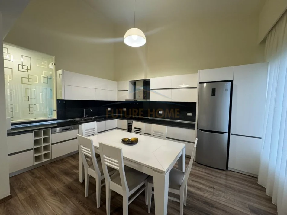 Tirane, jepet me qera apartament 2+1 Kati 2, 130 m² 1300 €