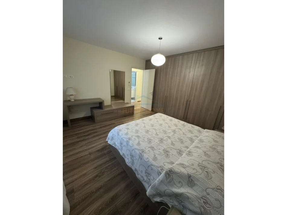 Tirane, jepet me qera apartament 2+1 Kati 2, 130 m² 1300 €