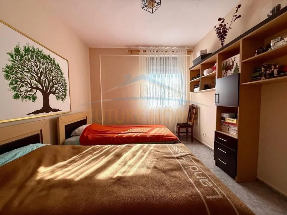 Tirane, shitet apartament 2+1+Ballkon Kati 5, 110 m² 175.000 € (Ali Demi, Tiranë.)