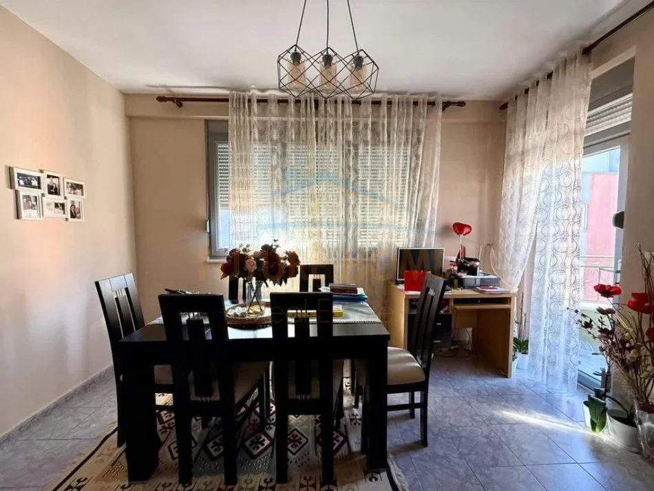 Tirane, shitet apartament 2+1+Ballkon Kati 5, 110 m² 175.000 € (Ali Demi, Tiranë.)