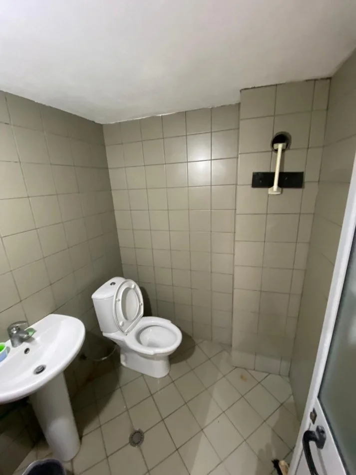 Tirane, jepet me qera ambjent biznesi Kati 0, 115 m² 400 € (Pallatet Cabej)