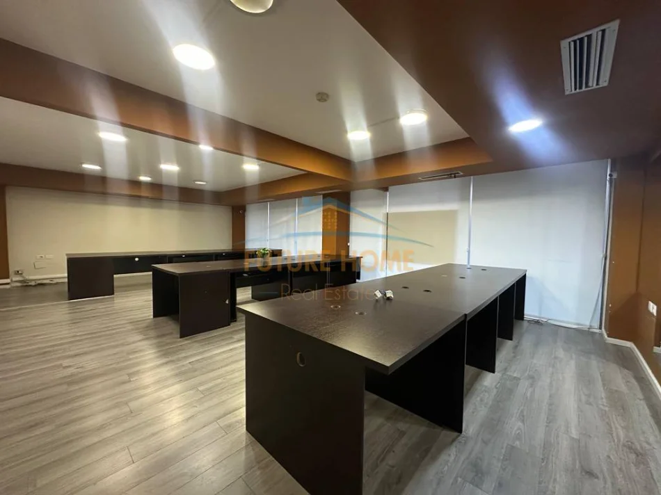Tirane, jepet me qera ambjent biznesi Kati 1, 194 m² 3.000 € (Sami Frasheri)