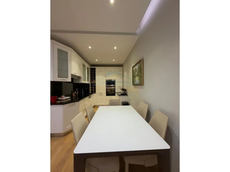 Tirane, shitet apartament 2+1+2+Ballkon Kati 4, 116 m² 425.000 € (Qender)