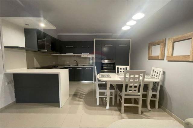 Tirane, jepet me qera apartament 2+1 Kati 5, 105 m² 350 Euro (Vila L)