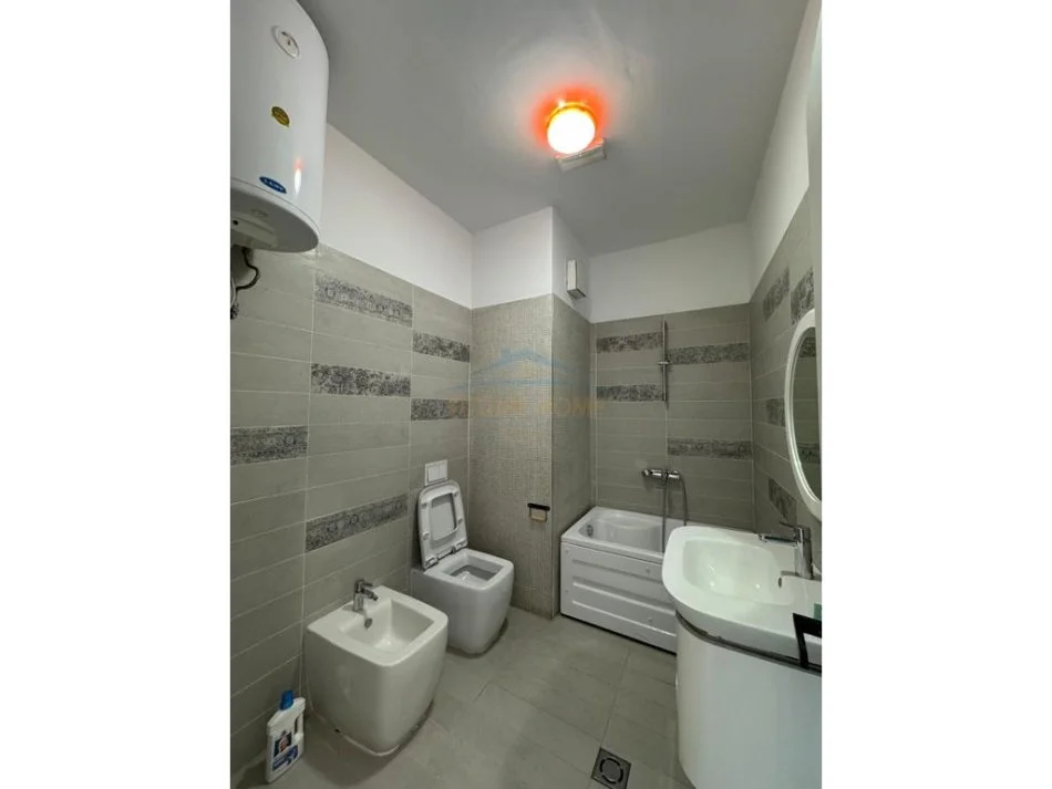 Qera , Ambjent Biznesi , Komuna e Parisit , Tirane