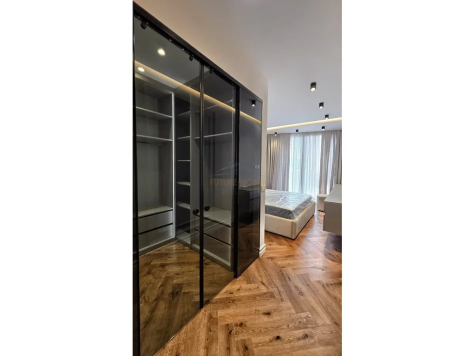 Tirane, jepet me qera apartament 3+1 Kati 9, 152 m² 1.900 €