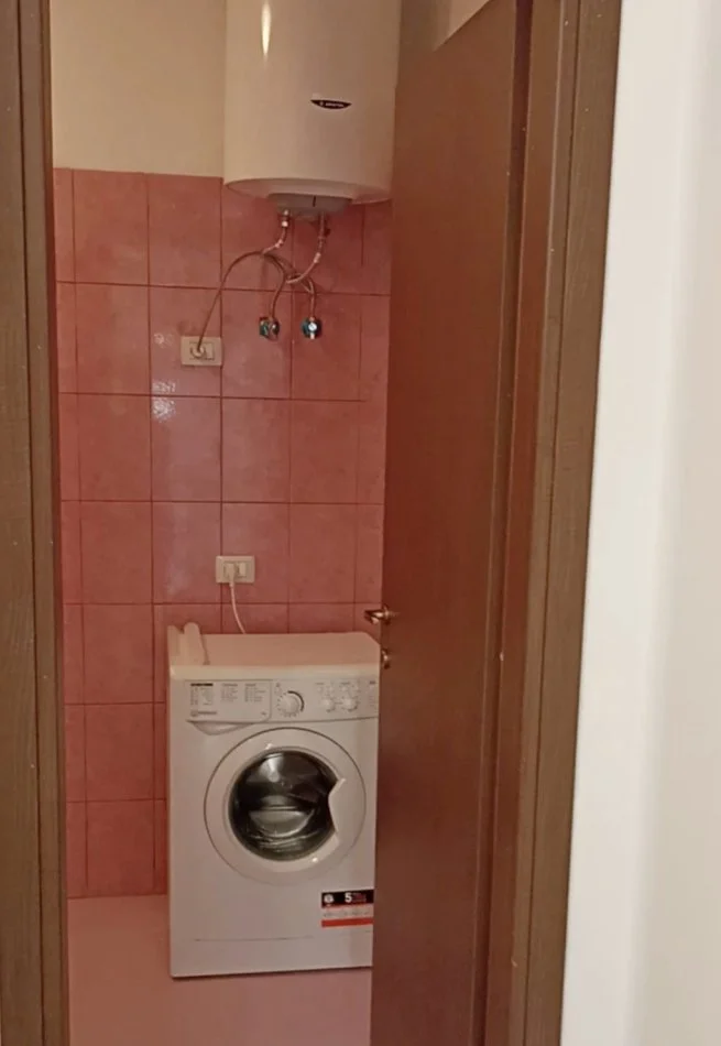 Tirane, jepet me qera apartament 1+1+Ballkon Kati 3, 50 m² 350 € (rruga Milek Maruli)