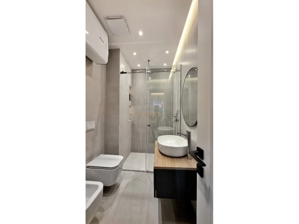 Tirane, jepet me qera apartament 3+1+2+Post parkimi+Ballkon Kati 9, 152 m² 2.200 € (Rr. Mine Peza, Rezidenca Golden Tower)