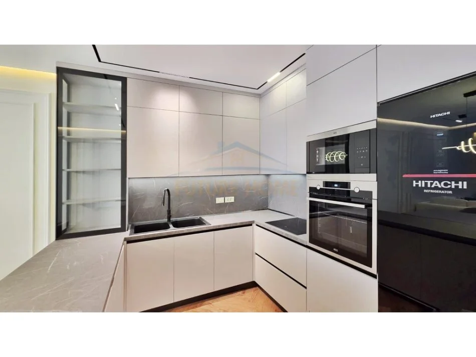 Tirane, jepet me qera apartament 3+1+2+Post parkimi+Ballkon Kati 9, 152 m² 2.200 € (Rr. Mine Peza, Rezidenca Golden Tower)