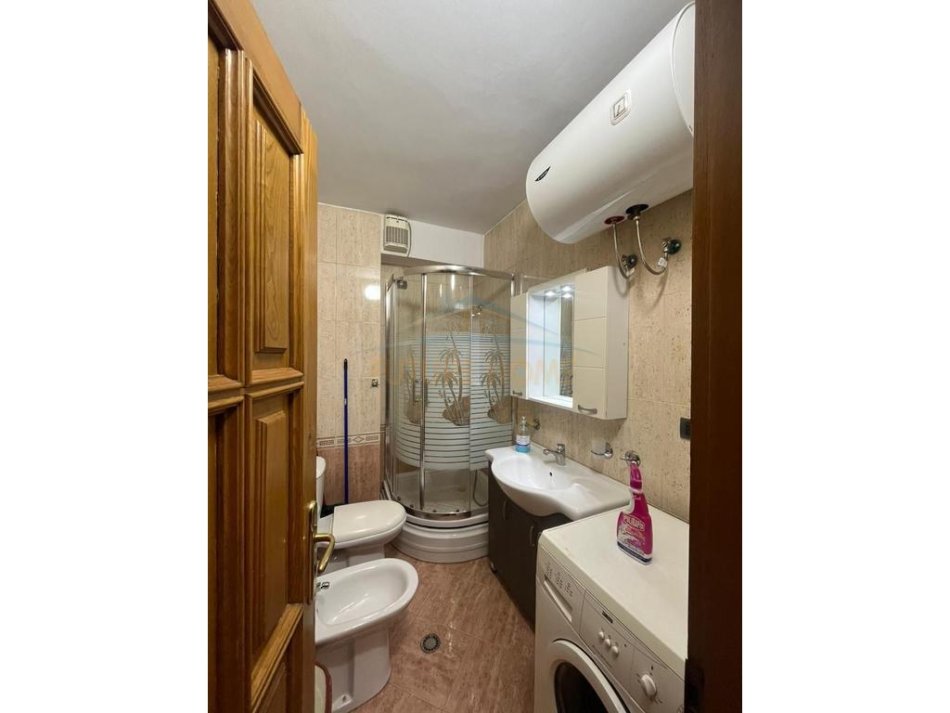 Tirane, jepet me qera apartament 1+1+Ballkon Kati 6, 68 m² 650 € (Rruga e Durresit)