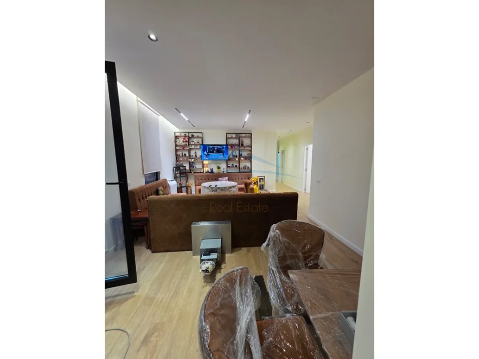 Tirane, jepet me qera apartament 2+1+Ballkon Kati 4, 120 m² 850 € (Siri Kodra)
