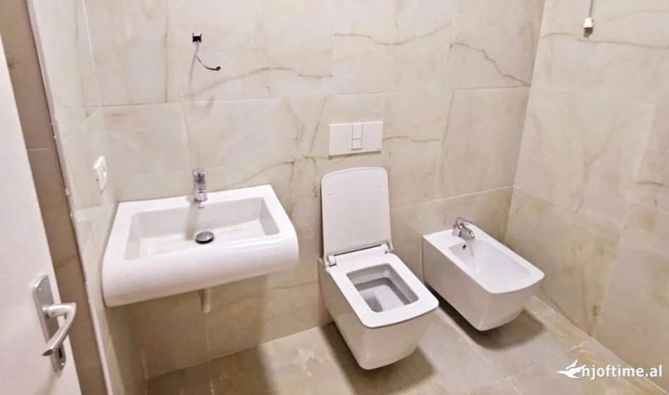 Me Qera: Zyre Tek Rruga Bardhok Biba ( 📍 Qender, Pas 15kateshit ) Kati 2 Ne Pallat Te Ri- Fantastike Për Çdo Lloj Biznesi - - 800euro/muaj****