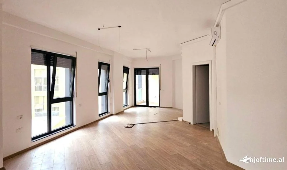 Me Qera: Zyre Tek Rruga Bardhok Biba ( 📍 Qender, Pas 15kateshit ) Kati 2 Ne Pallat Te Ri- Fantastike Për Çdo Lloj Biznesi - - 800euro/muaj****