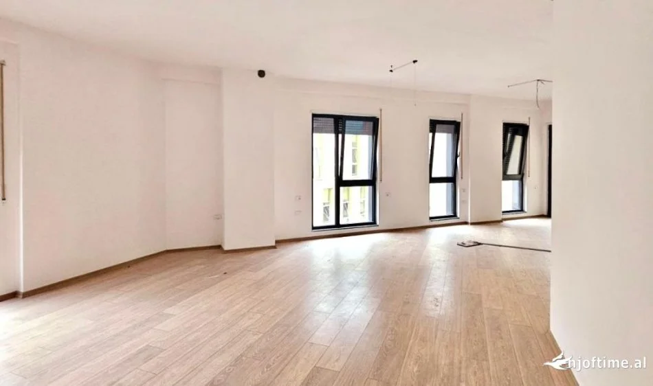 Me Qera: Zyre Tek Rruga Bardhok Biba ( 📍 Qender, Pas 15kateshit ) Kati 2 Ne Pallat Te Ri- Fantastike Për Çdo Lloj Biznesi - - 800euro/muaj****