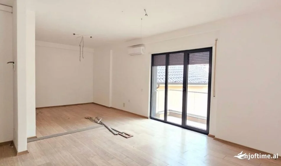 Me Qera: Zyre Tek Rruga Bardhok Biba ( 📍 Qender, Pas 15kateshit ) Kati 2 Ne Pallat Te Ri- Fantastike Për Çdo Lloj Biznesi - - 800euro/muaj****