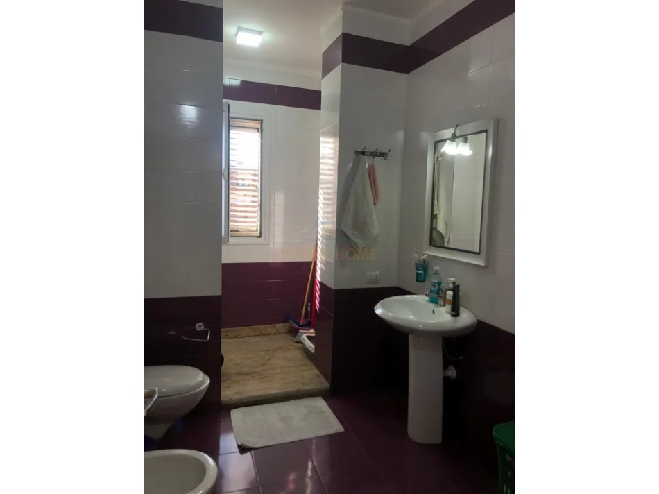 Vlore, shitet apartament 1+1+Ballkon , 83 m² 100.000 € (poliklinika)