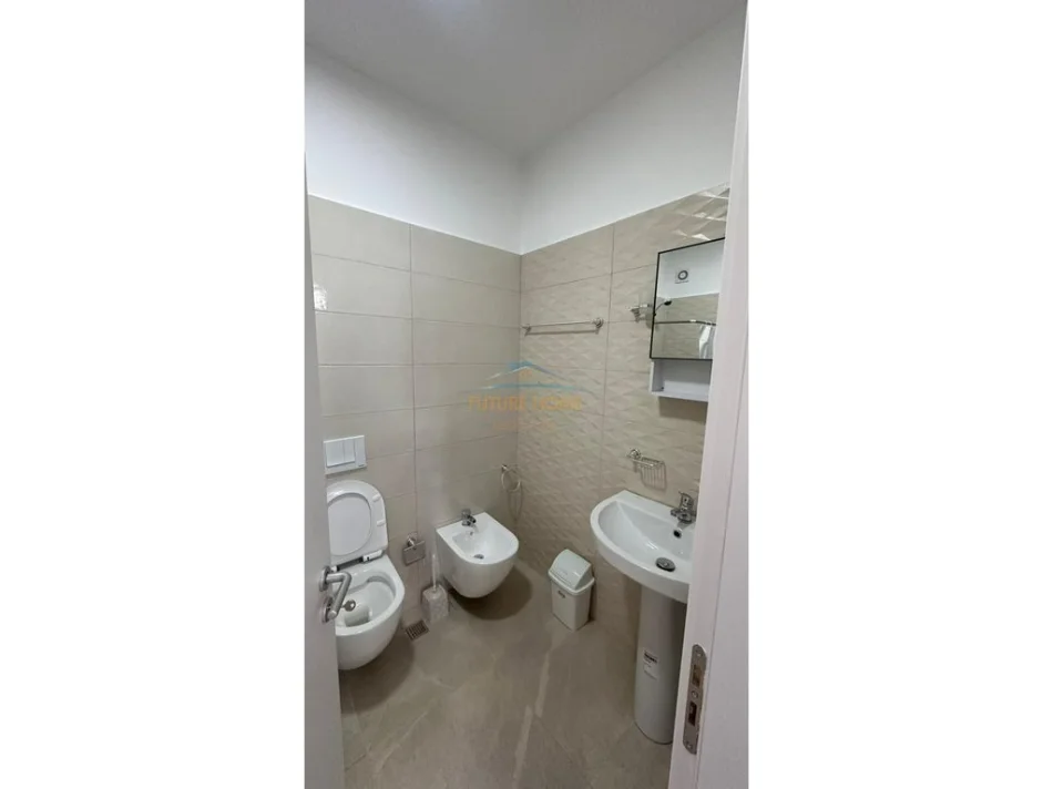 Tirane, jepet me qera apartament 2+1+Ballkon Kati 2, 93 m² 650 € 