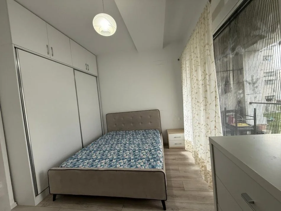 Tirane, jepet me qera apartament 1+1 Kati 3, 65 m² 520 € (Kompleksi Kontakt, 21 Dhjetori)