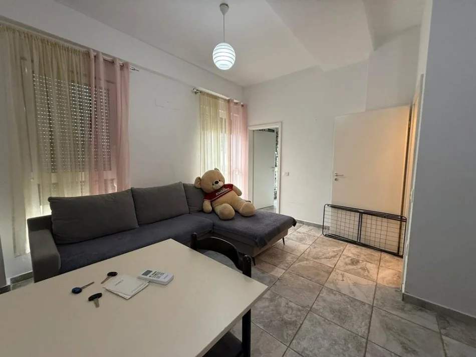 Tirane, jepet me qera apartament 1+1 Kati 3, 65 m² 520 € (Kompleksi Kontakt, 21 Dhjetori)