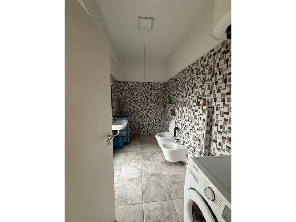 Tirane, jepet me qera apartament 1+1 Kati 3, 65 m² 520 € (Kompleksi Kontakt, 21 Dhjetori)