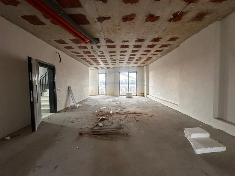 SHITET Ambjent Biznesi ne Kompleksin Parallel Living , Don Bosko 189m2, 500.000 euro