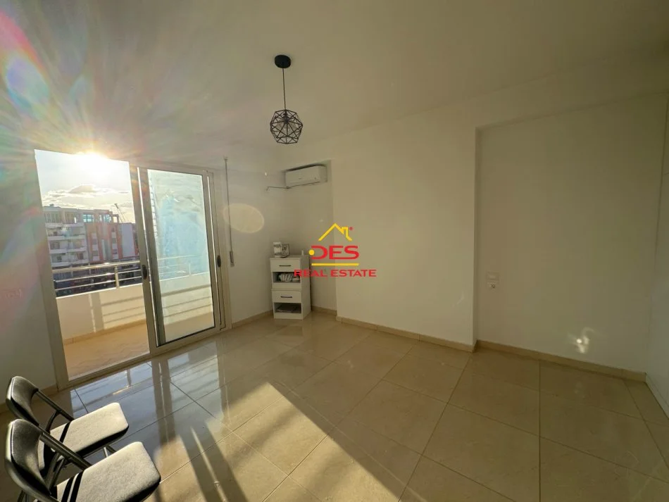 Vlore, jepet me qera apartament 2+1+Ballkon Kati 5, 120 m² 800 € (Rruga Çamëria)