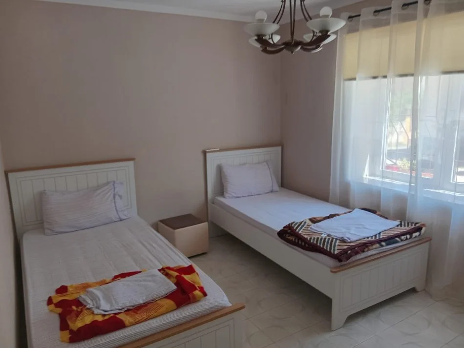 Tirane, jepet me qera apartament 2+1 Kati 1, 80 m² 600 € (Tefta Tashko, Pazari i Ri)