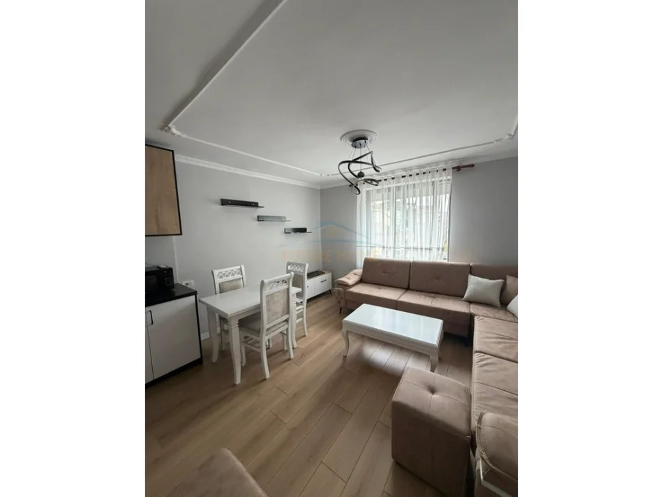Tirane, jepet me qera apartament 1+1+Ballkon Kati 3, 53 m² 550 € (21 Dhjetori)