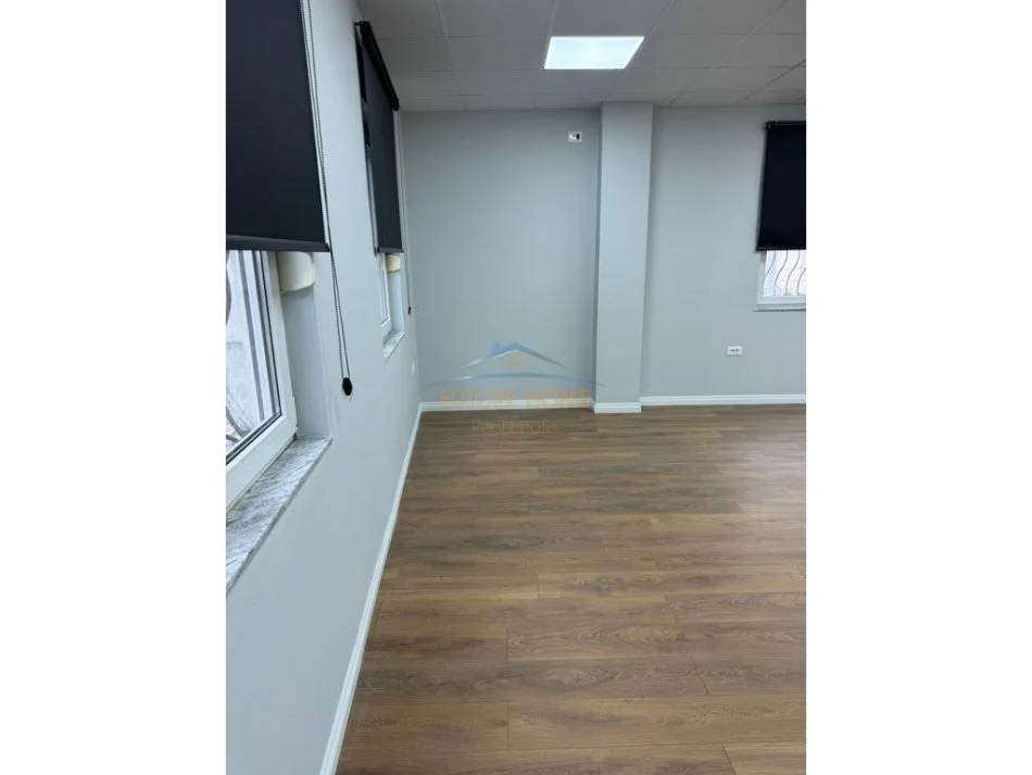 Tirane, jepet me qera ambjent biznesi Kati 1, 89 m² 1.000 € (qender)