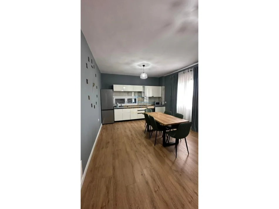 Tirane, jepet me qera 2+1+Ballkon Kati 3, 130 m² 800 € 
