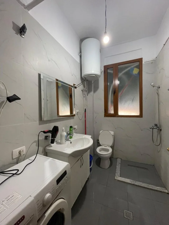 Tirane, jepet me qera 2+1 Kati 3, 85 m² 700 € (Prane Universitetit Ufo)
