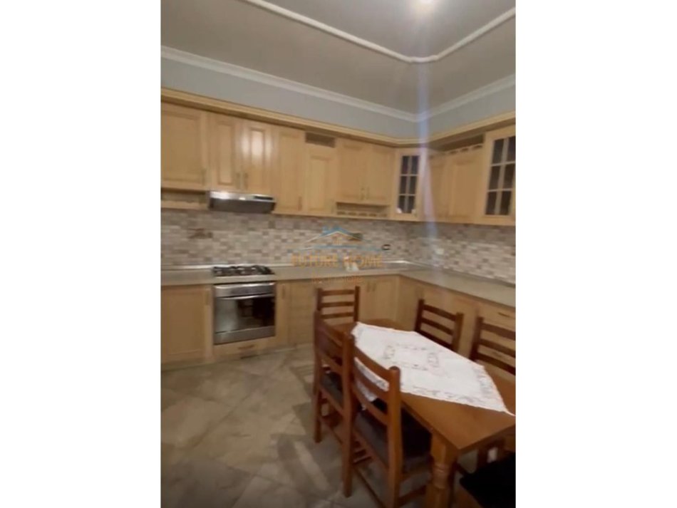 Tirane, jepet me qera apartament 2+1 Kati 2, 75 m² 500 € (porcelan)