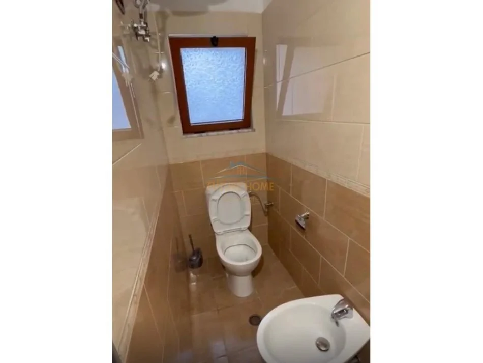 Tirane, jepet me qera apartament 2+1 Kati 2, 75 m² 500 € (porcelan)