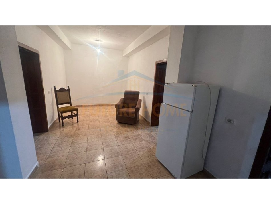 Tirane, jepet me qera apartament 2+1 Kati 1, 75 m² 320 € (bulevardi i ri)