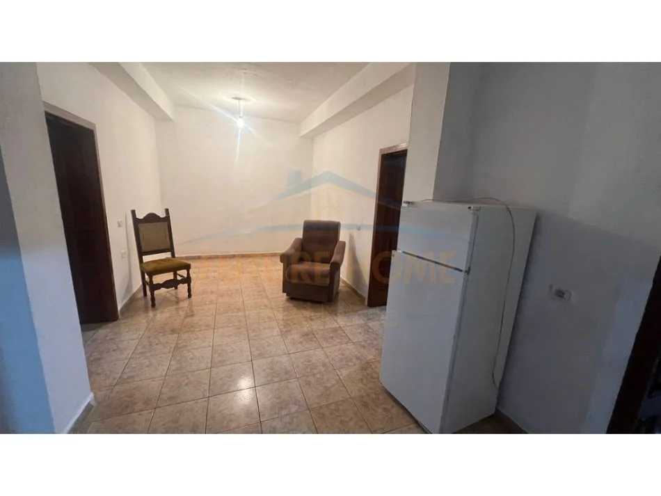 Tirane, jepet me qera apartament 2+1 Kati 1, 75 m² 320 € 