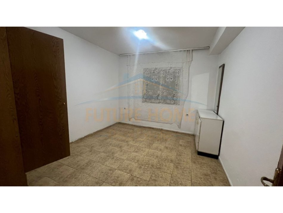 Tirane, jepet me qera apartament 2+1 Kati 1, 75 m² 320 € (bulevardi i ri)